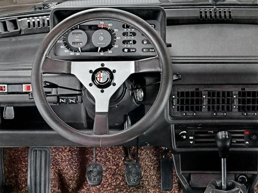 Панель приборов Alfa Romeo Giulietta 2.0 Turbo Autodelta (116) 1983 года  (фото 6 из 12)